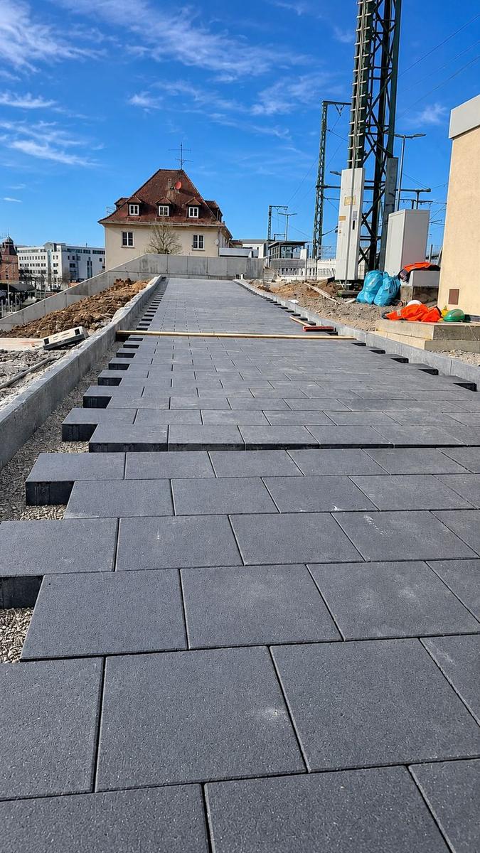 Gehweg aus großformatigen Betonplatten